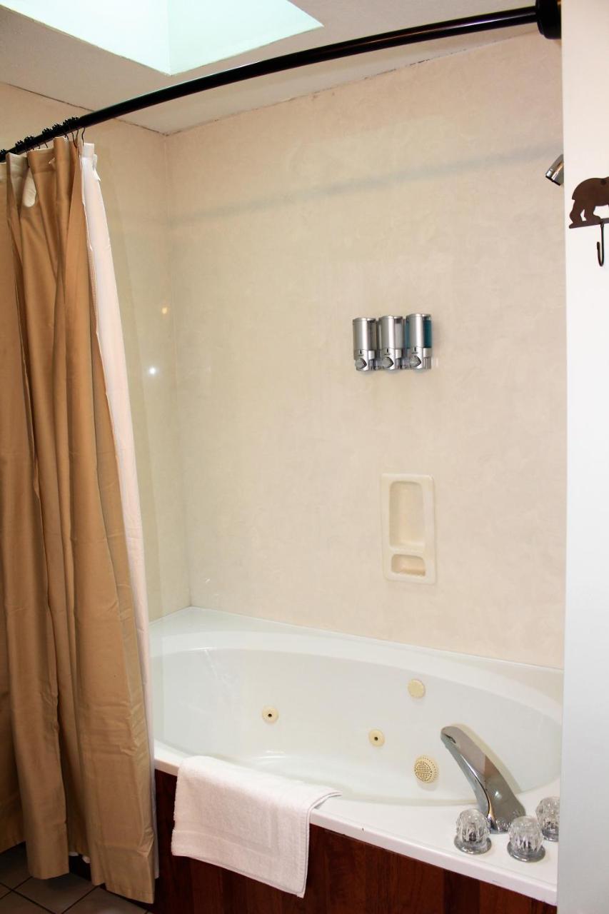 Spacious Downtown Condo Walking Distance To Downtown Gatlinburg Sleeps 6 Guests Ngoại thất bức ảnh