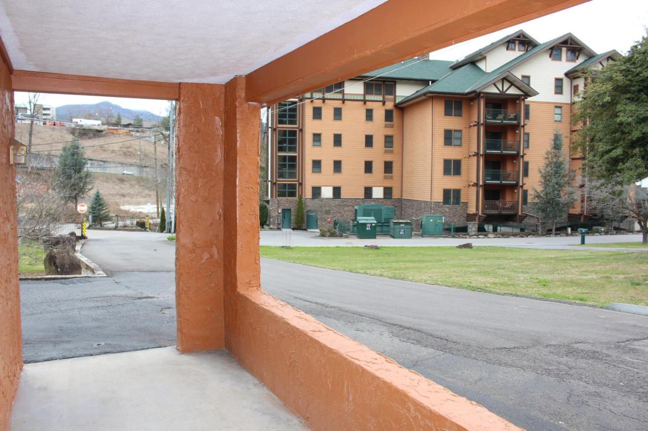 Spacious Downtown Condo Walking Distance To Downtown Gatlinburg Sleeps 6 Guests Ngoại thất bức ảnh